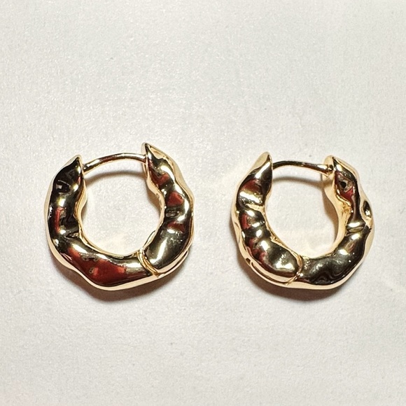 NEW 14K Gold-Plated 925 Sterling Silver Irregular Wavy Hoop Huggie Earrings - Picture 6 of 13